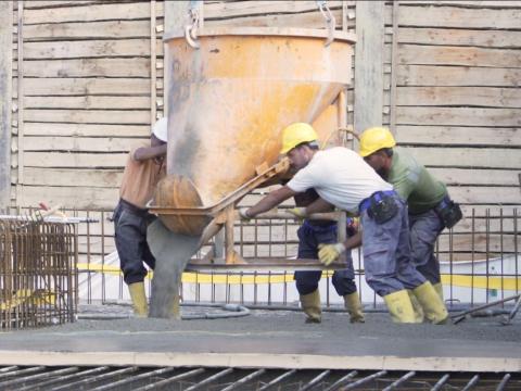 Bauarbeiter beim Betonieren auf dem Rohbau des Schwaketenbades