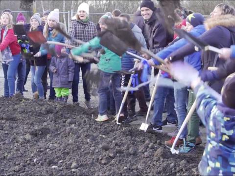 Konstanzerinnen und Konstanzer beim Spatenstich am Schwaketenbad 