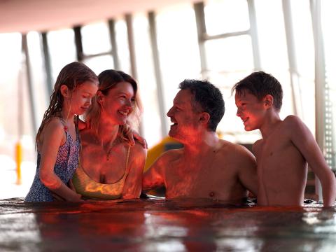 Familie im Wasser im Schwaketenbad