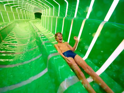 Junge in Rutsche Ried im Schwaketenbad