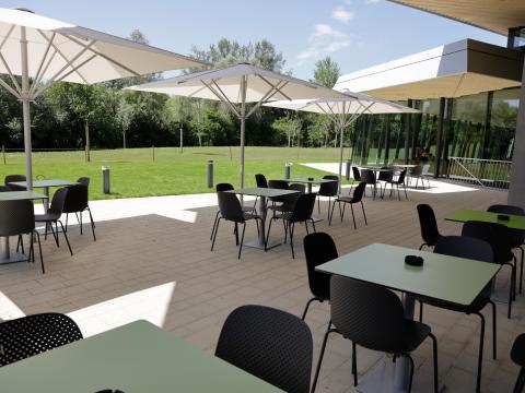 Blick auf Tische, Stühle und den Außenbereich des Restaurants Tabor im Schwaketenbad