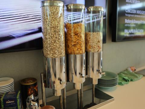 Tee und Müslispender auf einer Bedientheke im Restaurant Tabor im Schwaketenbad
