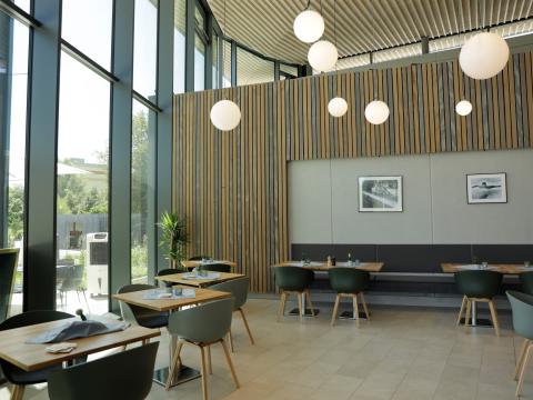 Blick auf Tische und Stühle im Innenbereich des Restaurants Tabor im Schwaketenbad