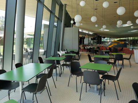 Tische und Stühle im Innenbereich des Restaurants Tabor im Schwaktenbad