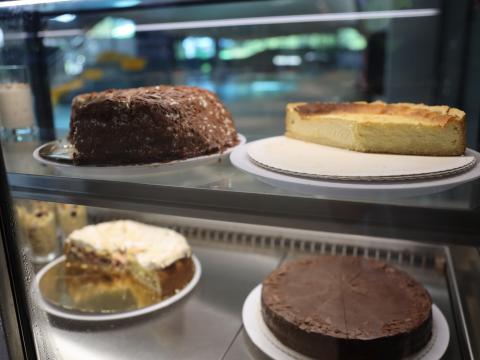 Die Kuchenvitrine im Restaurant Tabor im Schwaketenbad