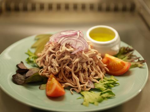Ein Teller mit Wurstsalat im Restaurant Tabor im Schwaketenbad