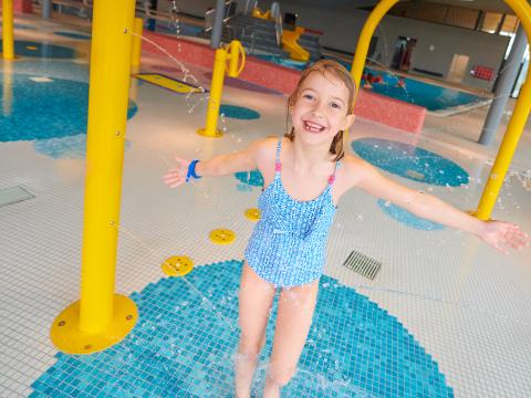 Mädchen spielt auf dem Wasserspielplatz
