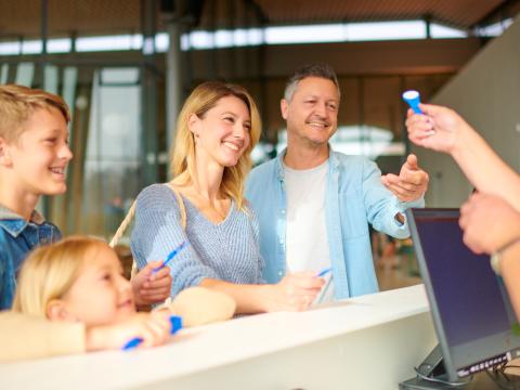 Familie steht an der Kasse des Schwaketenbades und bezahlt.