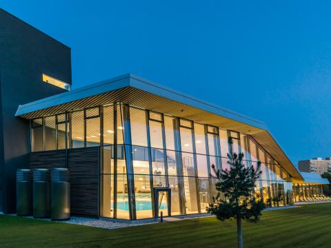 Gebäude beleuchtet bei Nacht