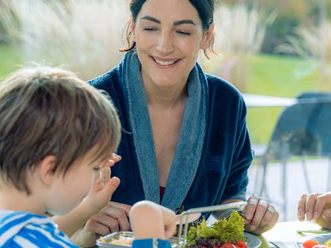 Frau mit Sohn in der Badehosengastronomie