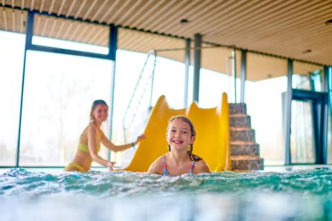 Kind mit Mutter im Kinderplanschbecken im Schwaketenbad