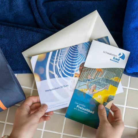 Hände halten Schwaketenbad Gutschein