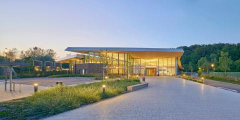 Beleuchtetes Gebäude bei Dämmerung