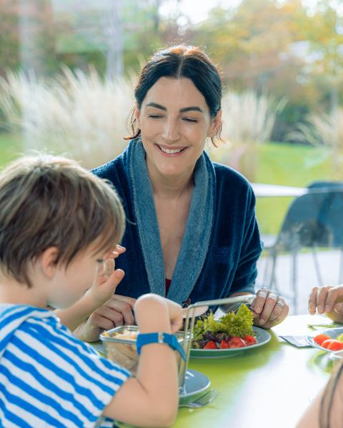 Frau mit Sohn in der Badehosengastronomie
